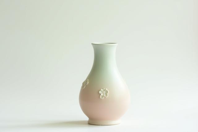 Pastellfarbene Vase mit floralen Reliefs
